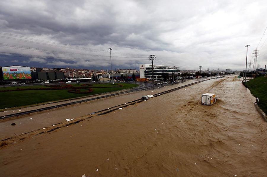 Businsassen zu retten. Na so etwas: nur 4 Hubschrauber und 8 Boote, um die Menschen der Metropole Istanbul (ca. 12.