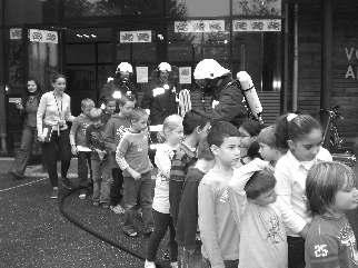 Evakuierung Volksschule Am 3.Oktober 2008 wurde, im Rahmen einer Übung, die Volksschule Absdorf evakuiert.