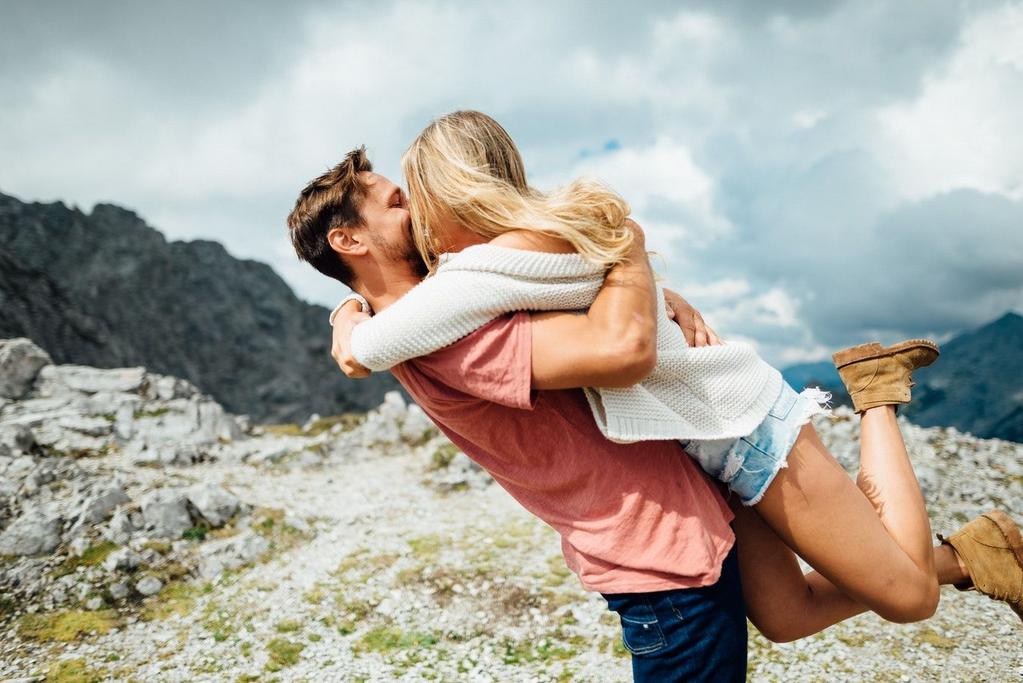 Was ist die Flirt University und was macht sie? Unser Ziel ist es, mehr Liebe in das Leben der Menschen zu bringen. Viel zu oft kommen Frauen als auch Männer auf uns zu, die uns ihr Leid klagen.