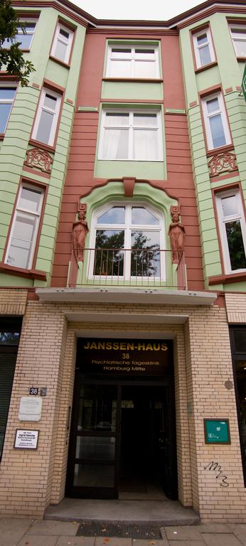 Einleitung Abbildung: Abbildung: Hauseingang Budapester Straße 38 des nssen Hauses Wir bieten teilstationäre und ambulante Behandlung für Menschen mit psychischen Erkrankungen und Krisen.