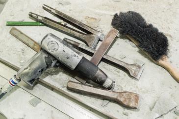 Der Steinmetz arbeitet mit Hammer und Meissel sowie Spitz-, Zahn- und Schlageisen. Abgenützte Werkzeuge kann er selber wieder instand stellen.