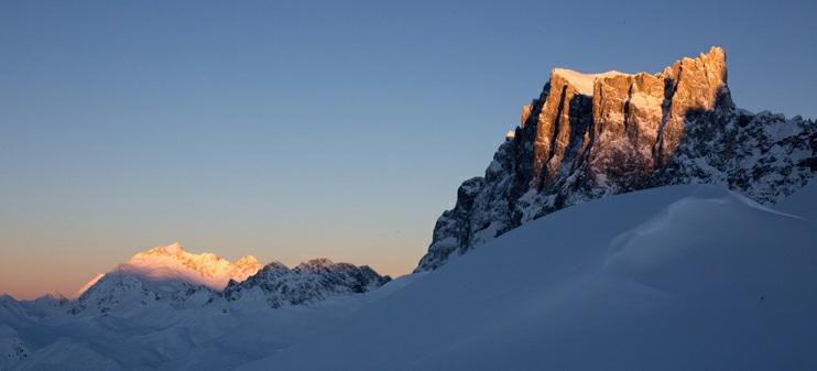 NEU: Schneeschuhtouren ab Carschinahütte Berg-Silvester im Rätikon Zum Jahreswechsel erwacht die Carschinahütte für kurze Zeit aus dem Winterschlaf.