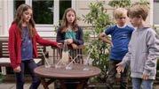 Mathe macht Spaß! Rauminhalte (Film 10 min) Emilia, Merle, Milo und Sammy kommen mit Pflanzen, Töpfen und Blumenerde in den Garten.