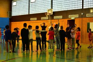 news aus der Jugend Handballer des ATSV Habenhausen begleiten Sportunterricht an der Paula-Modersohn-Becker Grundschule in Erichshof.