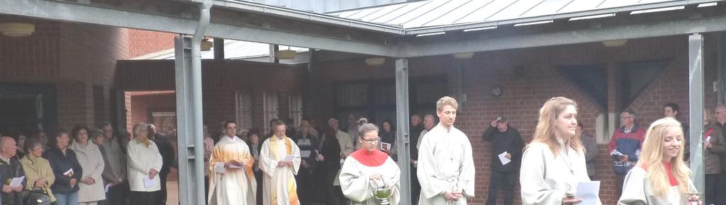 Die Liturgie der Osternacht Anthony Verselis Am frühen Abend des Karsamstags versammelten sich die Katholiken