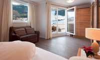Unsere gemütlichen Doppelzimmer sind mit Balkon, Bad oder Dusche, WC und Fön ausgestattet.
