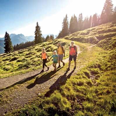 16 Sommer summer Ihr Bergsommer Die Saalbach Hinterglemm JOKER CARD Ihr Trumpf für den perfekten Sommerurlaub ist während Ihres Aufenthaltes kostenlos inkludiert 400 km markierte Wanderwege Geführte