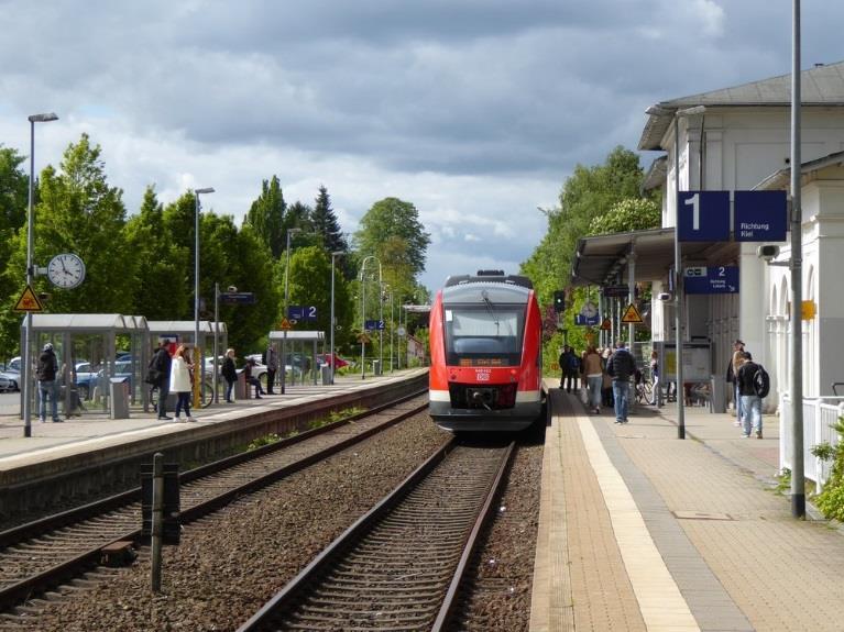 Bahn-Bus-Verknüpfungen Fast exakter 30 min-takt zwischen Preetz, Plön, Bad- Malente-Gremsmühlen und Eutin Fahrplanlage des RE bleibt bestehen Es übernimmt