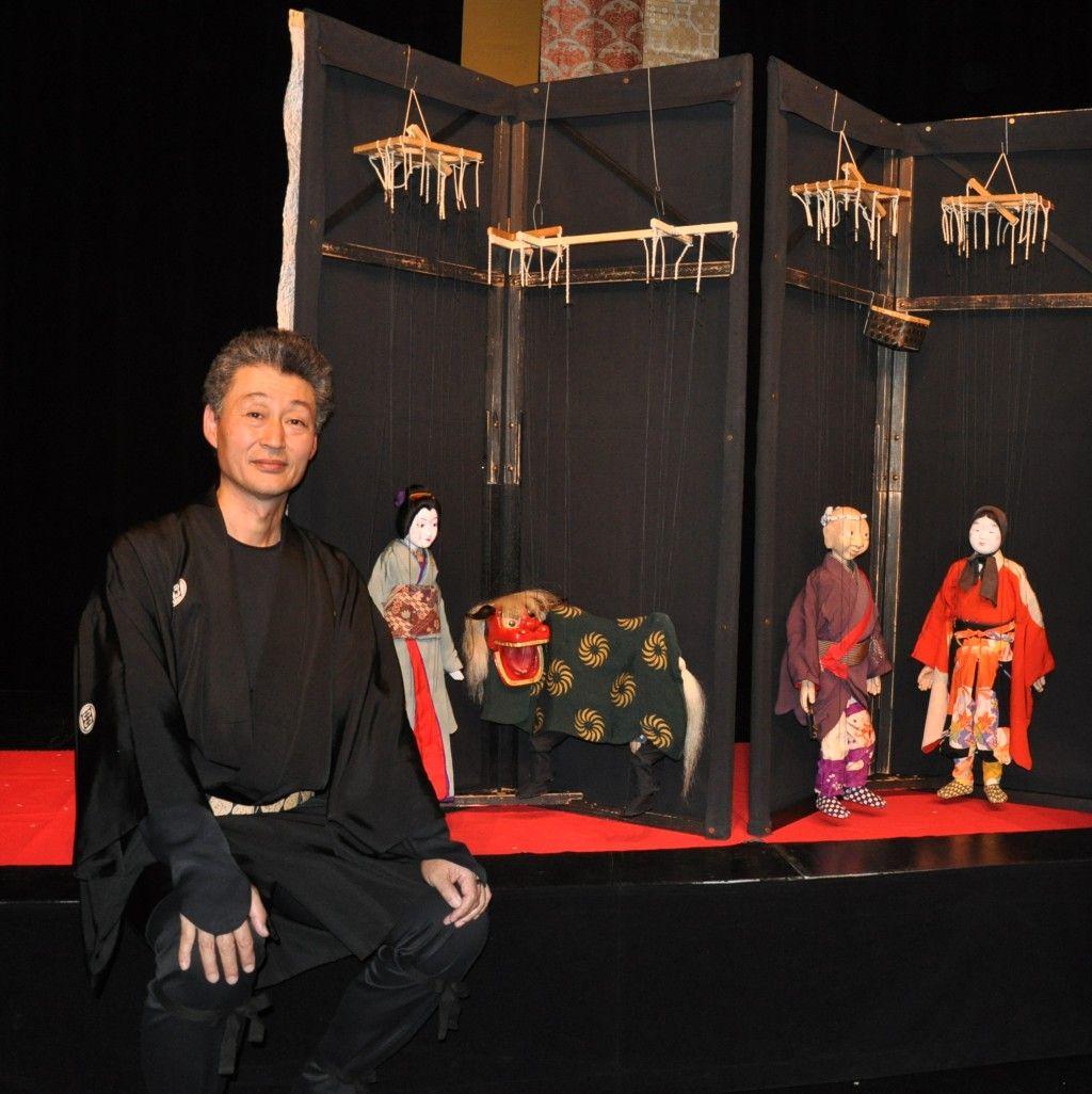 Edo-Marionettenspiel in Karlsruhe 18. September 2010 Edo ito ayatsuri ningyō ( 江戸糸あやつり人形 ) ist eine beinahe in Vergessenheit geratene Form von Marionettentheater aus dem Japan der Edo-Zeit.