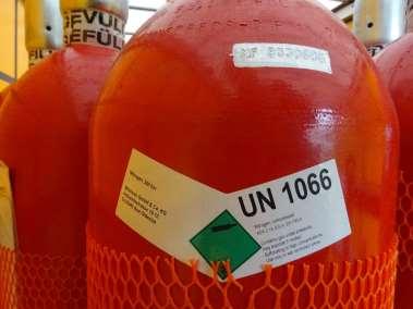 Ablauf von Übergangsvorschriften Kennzeichnung Gasflaschen Bei Stahlflaschen mit Gas (Fassungsraum mehr als 60 Liter) muss