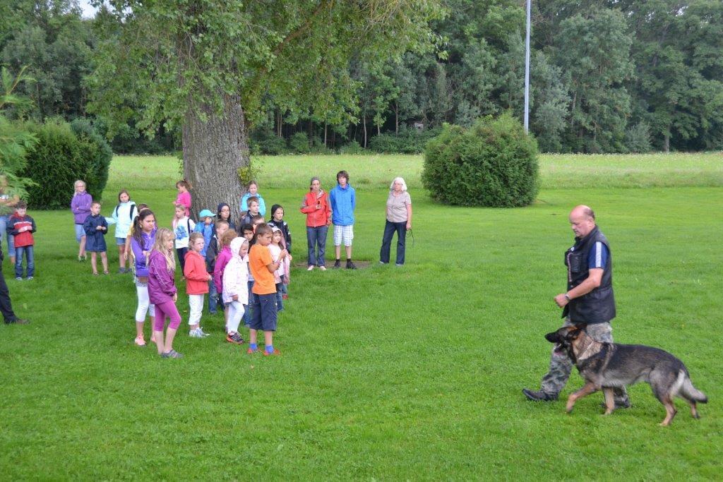 Nachmittags erwartete das Team der Kleintierzüchter und des Schäferhundevereins die Kinder, um ihnen zu zeigen, was Hunde so alles können.