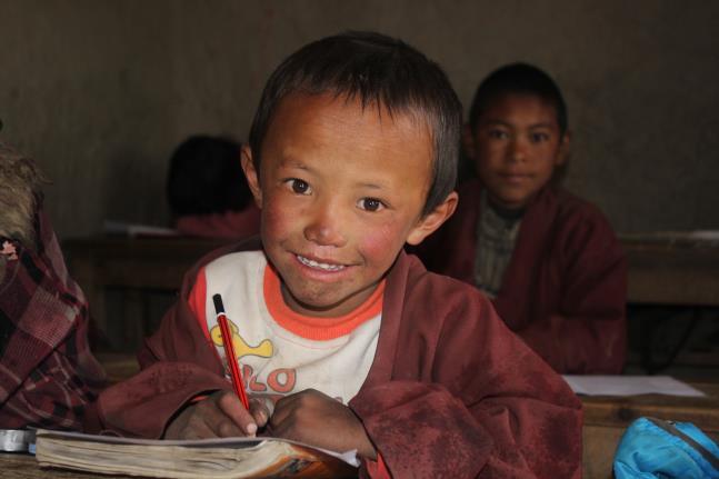 Rokaya, der ebenfalls Nepali unterrichtet. Insgesamt haben wir neun Lehrer an unserer Schule. Schülerzahl und Anwesenheit Dieses Jahr hatten wir 70 Schüler, von denen 25 neu aufgenommen wurden.