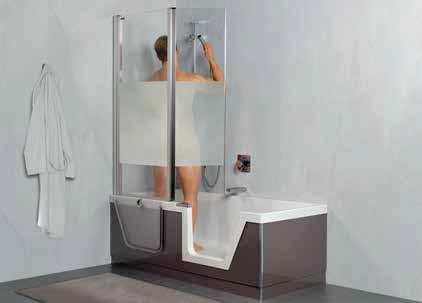 Die Wanne wird zum Duschen offen gelassen. Eine ein- oder zweiteilige Duschwand garantiert zuverlässigen Spritzschutz.