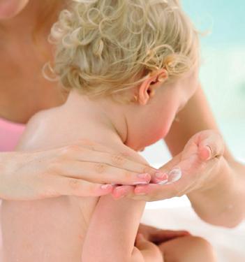 HiPP Babysanft mit pflanzlichen Ölen auch für hochsensible Haut verträglich. Mit hochwertigen rein pflanzlichen Ölen.