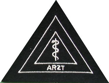 8.1.2 Spezialkräfte Schwarzes Stoffabzeichen in der Form eines gleichschenkligen, auf der Grundlinie stehenden Dreiecks; Symbol (bei Ärzten), Umgrenzungslinien und Schrift silber gestickt oder