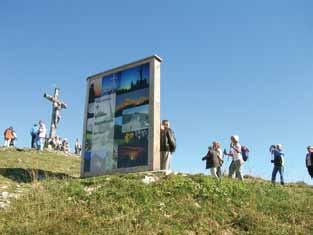Das größte Gipfelbuch der Alpen Die Wanderer können sich im Tannheimer Tal im größten Gipfelbuch der Alpen verewigen Das 9erlebnis Das größte Gipfelbuch der Alpen ist drei Meter hoch und umfasst zwei