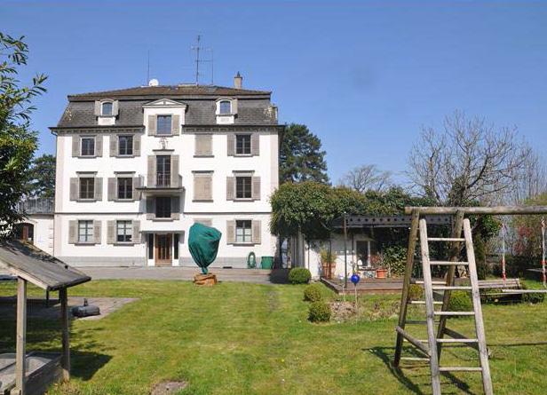 Anwesen im Rebgebiet mit Weitsicht und Pool - VERKAUFT! 8561 Ottoberg Thurgau (CH) Unsere Kollegin Sonya Giordano gratuliert den neuen Eigentümern dieses Einfamilienhauses.