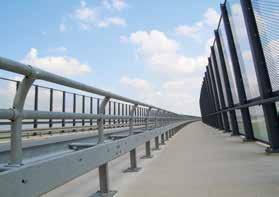 Gegenüber traditionellen Werkstoffen wie Beton hat der Einsatz von CRYLON - Sound Barrier Wall (SBW) den Vorteil eines deutlich geringeren Gewichts, wodurch die Konstruktion vereinfacht wird.