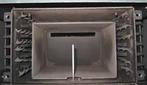Zum Herausdrehen der Schrauben kann der gleiche Sechskantschlüssel wie zum Öffnen der Türe verwendet werden. Abb. 66: Entnahme und Reinigung Turbulator 4.
