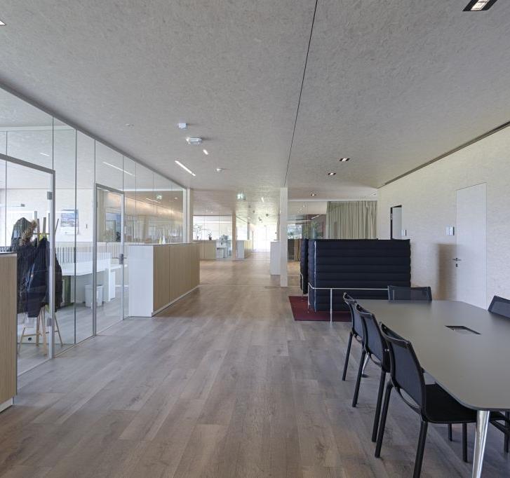 Das EGGER Stammhaus Konzept der Kombibüros Zentrale Erschließungsflächen Angrenzend an Einzelbüros und Besprechungsräume Nutzung als Großraumbüro Ausstattung mit bspw.