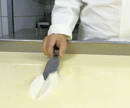 6 ( FM) ( BLE, Bonn/Foto: Dominic Menzler) DIE FÜNF SCHRITTE DER KÄSEHERSTELLUNG Dickgelegte Milch wird mit Käseharfe zur gewünschten Bruchgröße geschnitten Schnittfestigkeit der dickgelegten Milch