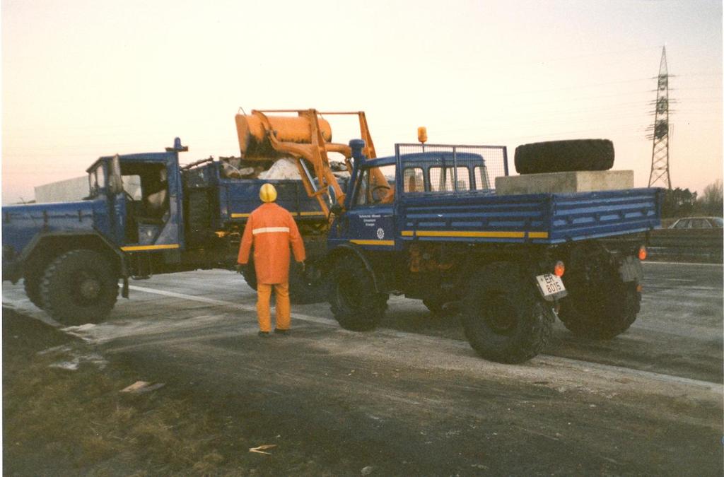 Einsatz des Unimogs bei Verkehrsunfall auf der BAB A3 im Jahr 1996 Zur Verbesserung der Leistungsfähigkeit des Ladegerätes und wegen der anstehenden Reparaturen an der Bremsanlage entschloss sich der
