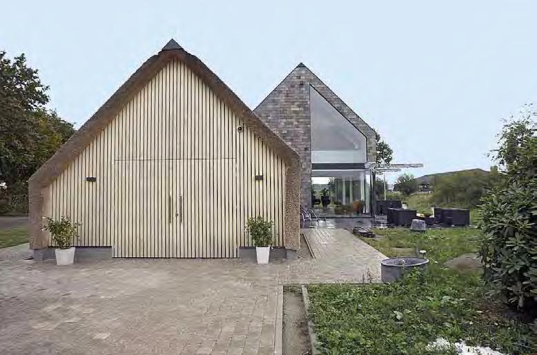 Die formal konventionelle Gebäudeform mit Satteldach wird mit der ununterbrochenen homogenen Gebäudehülle neu interpretiert.