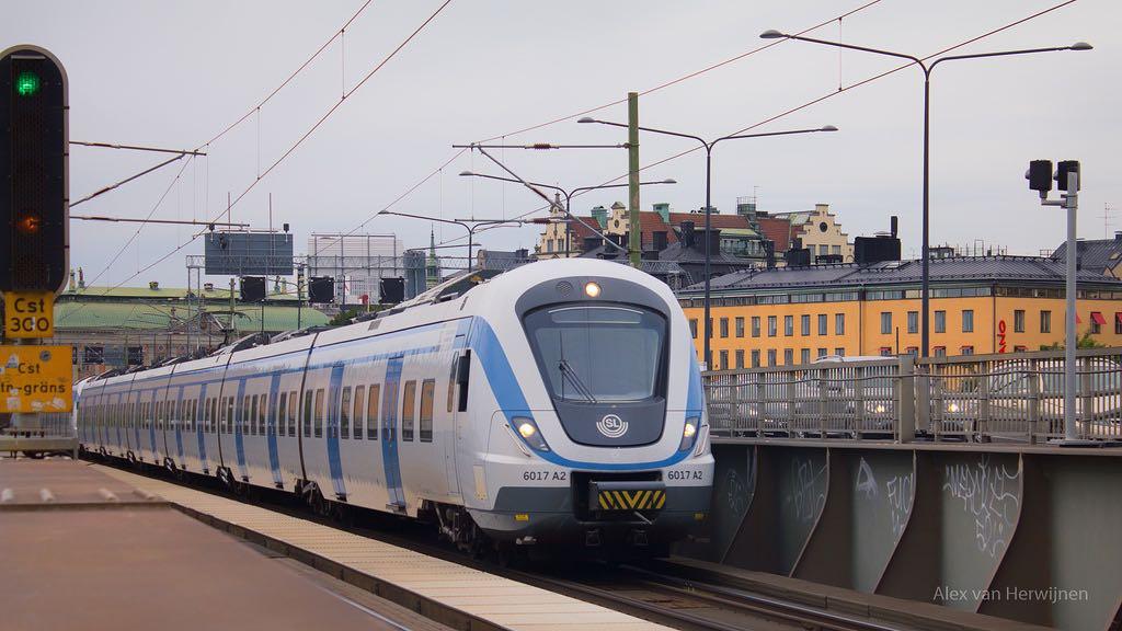com S-Bahn (Pendeltåg) Reisedauer: 38 Minuten - Abfahrt: alle 30 Minuten Ankunft: Odenplan - Stockholm City (Hauptbahnhof) - Stockholm Södra Kosten: 152 SEK (120 SEK Passierticket + 32