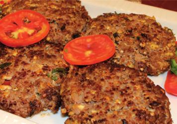 Chapli Kabab Das Chapli Kabab ist eine populäre Straßennahrung aus gehacktem Hammelfleisch und stammt ursprünglich aus Peshawar im