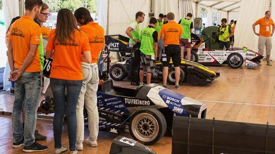 Donnerstag Durch unsere gute Platzierung beim Quiz durften wir am nächsten Morgen bereits als 5. E-Fahrzeug die Scrutineering Area betreten.