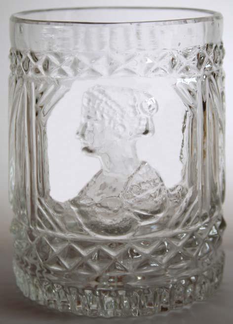 und Kaiserin Karoline Auguste form-geblasenes, farbloses Glas, H 9,8 cm, D 7,4 cm Aufschriften FRANZ I. KAIS. V. OEST.