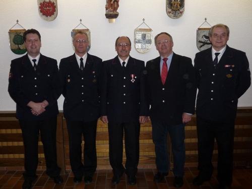 Manfred Huber (Mitte) wurde von Bürgermeister Thomas Grieser (Zweiter von rechts) für vierzigjährige Dienstzeit mit dem Feuerwehrehrenzeichen in Gold ausgezeichnet.
