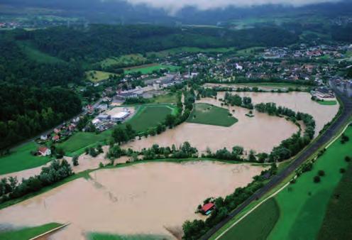 4: Rutschung in Wintersingen. Abb. 5: Überschwemmung während des Hochwasserereignisses vom August 2007 im Laufental. Birs und abzweigender Gewerbekanal in Zwingen.
