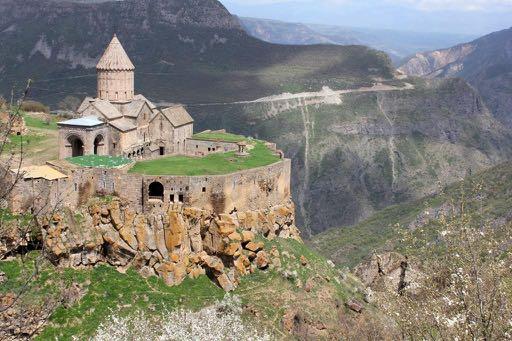 armenischen Reiseleiter gegen 13 Uhr empfangen. Fahrt zum architektonischen Klosterkomplex Haghpat (976 n. Chr.