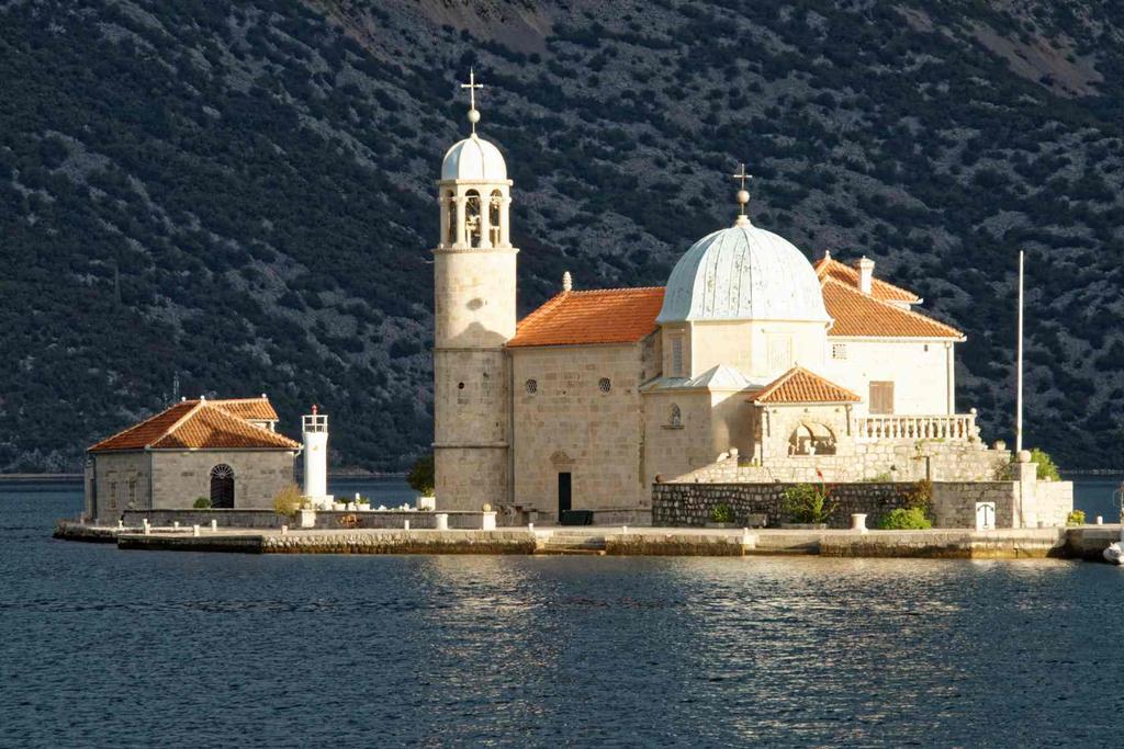 Bucht von Kotor Richtung Norden zu verlassen, entlang der kroatischen Küste zu segeln in Richtung Cavtat, welches Sie am Ende des Nachmittags erreichen werden, wo Sie im Hafen vor Anker gehen. 7.
