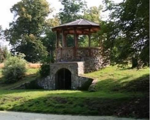 Links das Portal zum ehemaligen Eiskeller im Schlossgarten