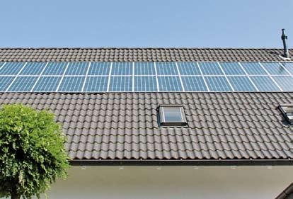 Mit diesem System können rahmenlose Solarmodule niveaugleich und zuverlässig in die Dachhaut integriert werden bei unterschiedlichen Eindeckungen.