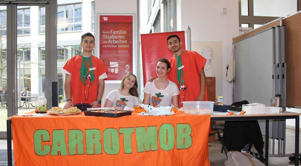 Pünktlich zum Semesterbeginn an der Alice-Salomon- Hochschule haben die Schüler*innen im Foyer der Hochschule Stellung bezogen und sich mit ihrer Carrotmob-Aktion aktiv für mehr Nachhaltigkeit an der