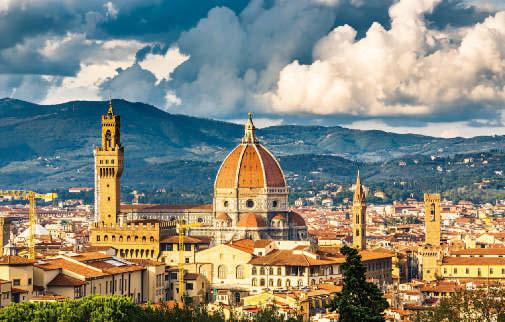 Die Stadtviertel im Überblick Blick auf Florenz mit Domkuppel und Palazzo Vecchio vom Piazzale Michelangelo aus Brunelleschi gestaltete für die Familie die Kirche San Lorenzo zu einem der