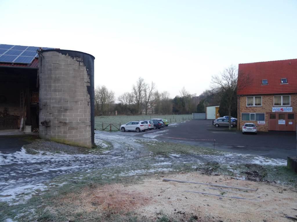 14 Blick auf die südlich verlaufende Hauptstraße, das Gebäude Wieseler und die