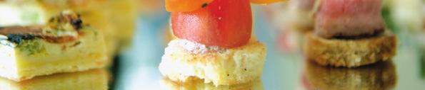 Apérissimo Apéro - Platten Amuses bouches - Platten Lachs-Meerrettichcrèmerolle, Pflaume mit Speck umwickelt, Tomaten-Feta Salat, Roastbeefwickel, Antipasti mit Crostini, grillierte Crevetten mit