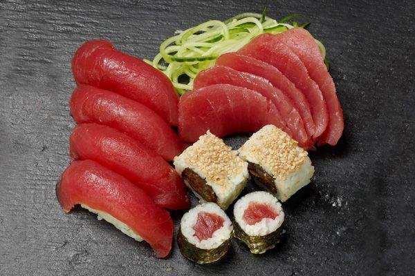 Futomaki California 54.00 CHF Thun Special Sushi- und Sashimiplatte mit Essig gesäuerte Reisklötzchen.