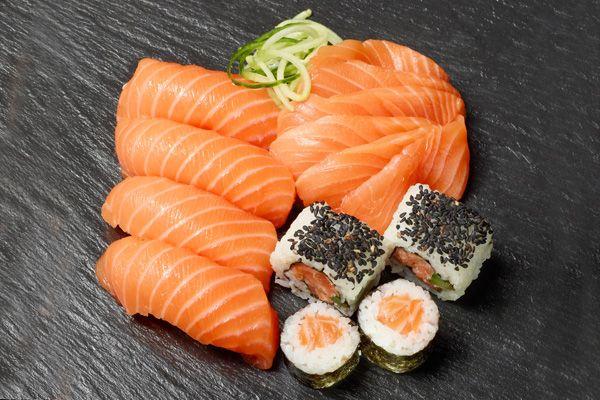 - Nigiri Thun - Nigiri Lachs - Gurken Rolle - Lachs Rolle 34.00 CHF Lachs Special Sushi- und Sashimiplatte mit Essig gesäuerte Reisklötzchen.