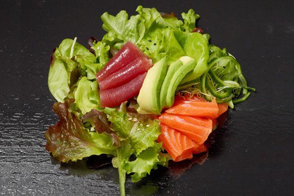 50 CHF Sashimi-Salat Bunt gemischter Blattsalat mit 3 Stück Thunfisch- und 3 Stück Lachsstreifen belegt an unserem Hausdressing. 70g Thunfisch, 70g Lachs Herkunft: Indonesien / Schottland 18.