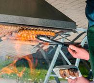 Technische Keramik Mitarbeiter, der den Grill bereits vorbereitet Vorfreude! Als nächstes dann Holger Kuhna, der mich mit in sein Büro nimmt.