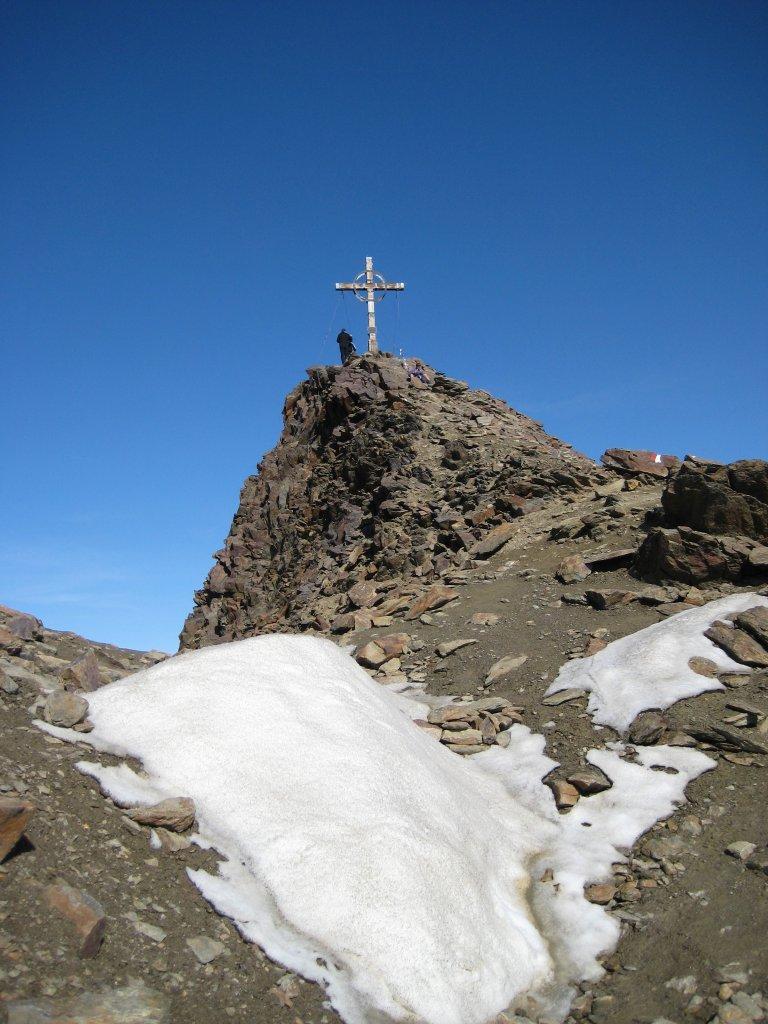 Am dritten Tag ist dann wieder ein richtiger hoher Wandergipfel auf dem Programm. Die Kreuzspitze (3457 m). Beim Start am Morgen ist es noch stark neblig.