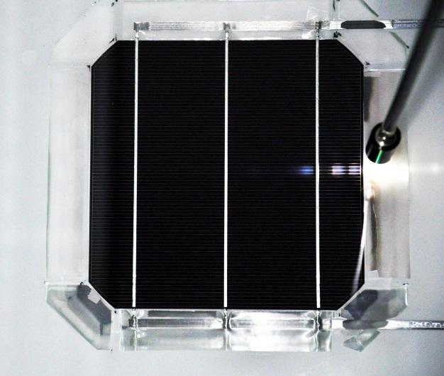 Die Metallisierung auf der Vorderseite einer Solarzelle ist notwendig um einen größtmöglichen Elektronenfluss zu gewährleisten und die Ausbeute der Zelle auf hohem Niveau zu halten.