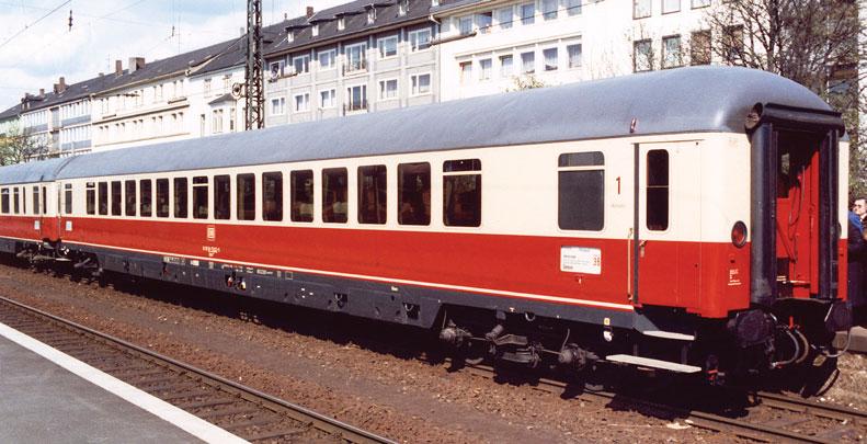 Schnellzugwagen DB 61 80 18-73 022-5 Apmz 121; Dach umbragrau, Wagenkasten elfenbein
