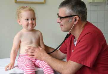 So bietet die Klinik beispielsweise eine Lungenfunk- Oberarzt Dr. Thomas Schinkel untersucht eine junge Patientin mit dem Stethoskop auf Atemgeräusche.