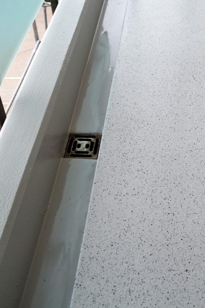 8- [18-04-OB_WEG_Antoniterstr_Freiburg_05] Die Ablaufrinne der Balkone versah der Verarbeiter mit der zähelastischen Dünnbeschichtung StoPur EB 400.